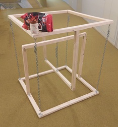 Tensegrity model in Form eines Wuerfels aus Holz und Ketten